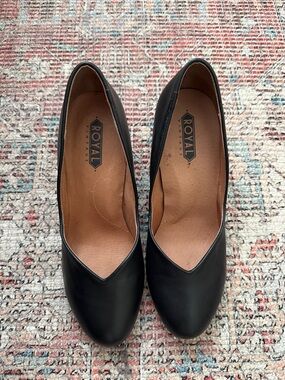 Women's Black Leather Pointed Toe Pumps